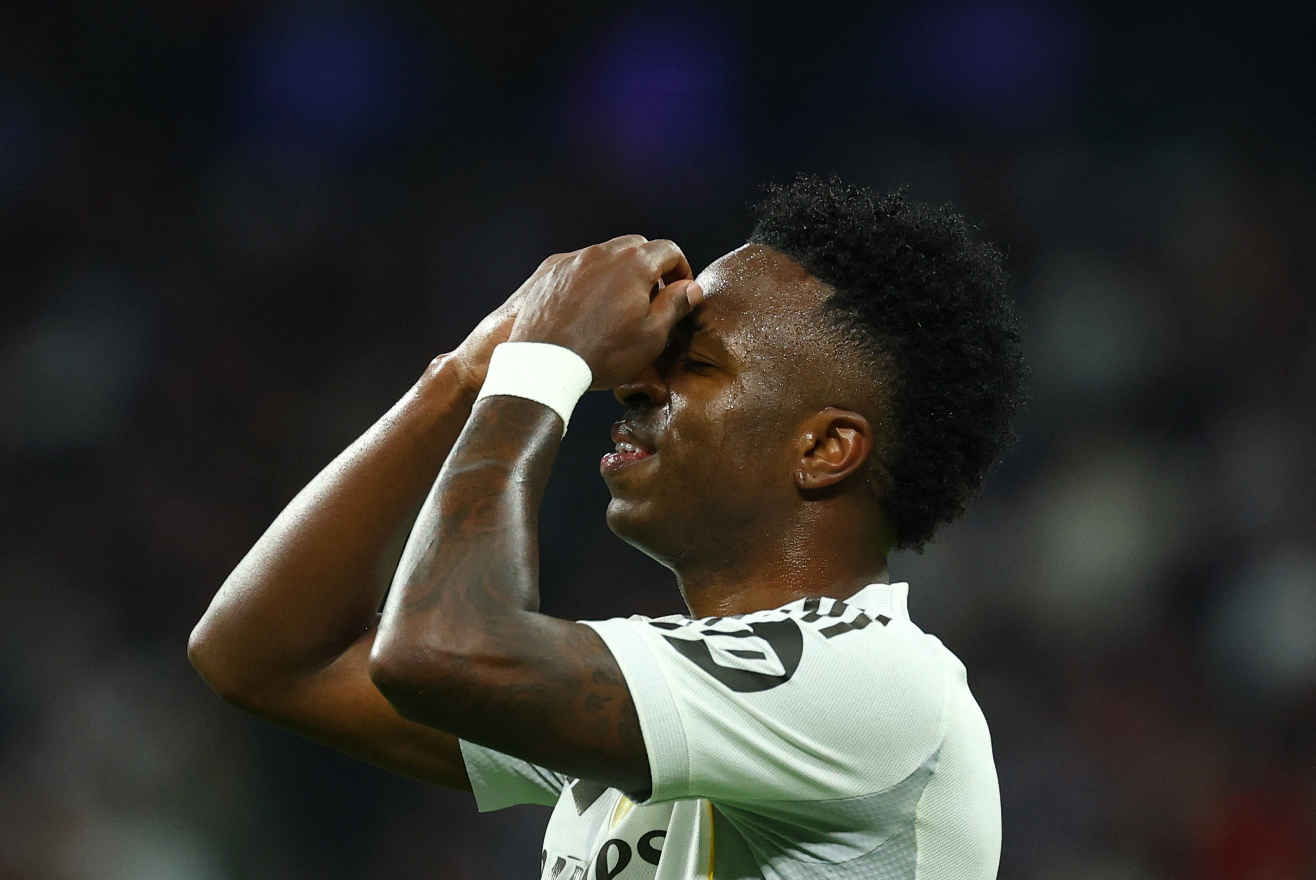 世界杯官网-ESPN：阿隆索离任让维尼修斯续约出现转机，但工资条款差距仍很大